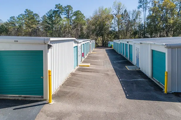 Wide drive aisles between storage units for easy loading and unloading